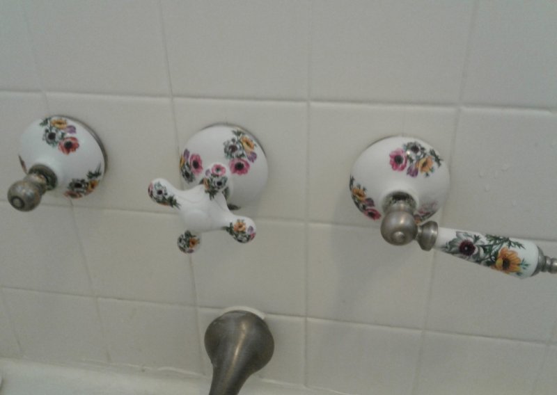 20221126_133419_blue_bathroom_faucet_fixtures_lv_cropped.jpg