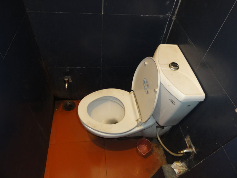 india_toilet_4139.jpg
