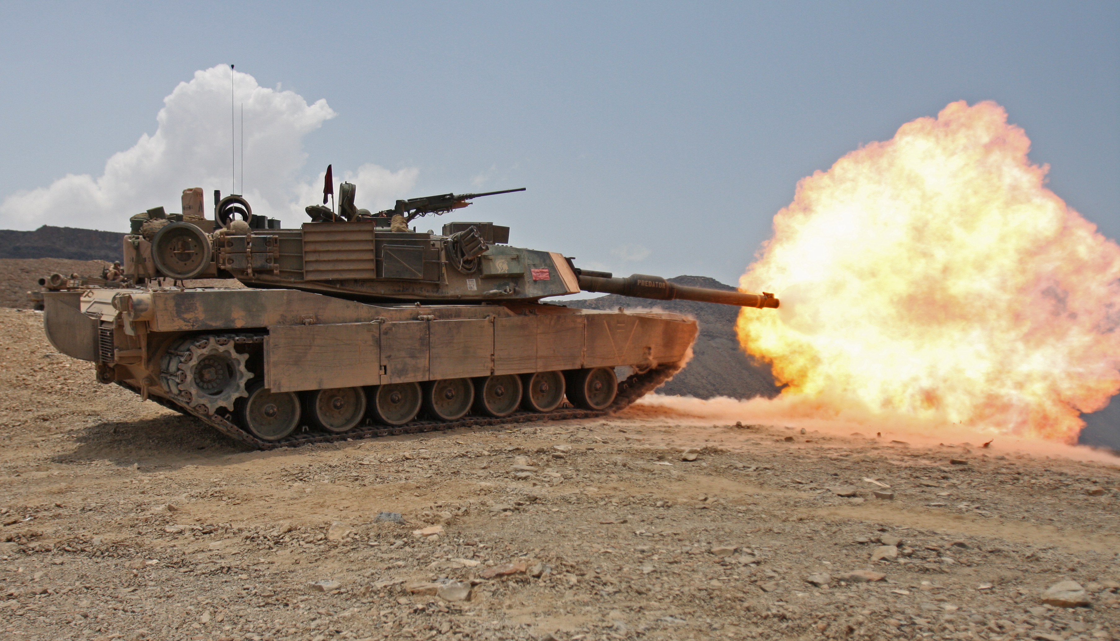 Firing_M1A1_tank_in_Djibouti.jpg
